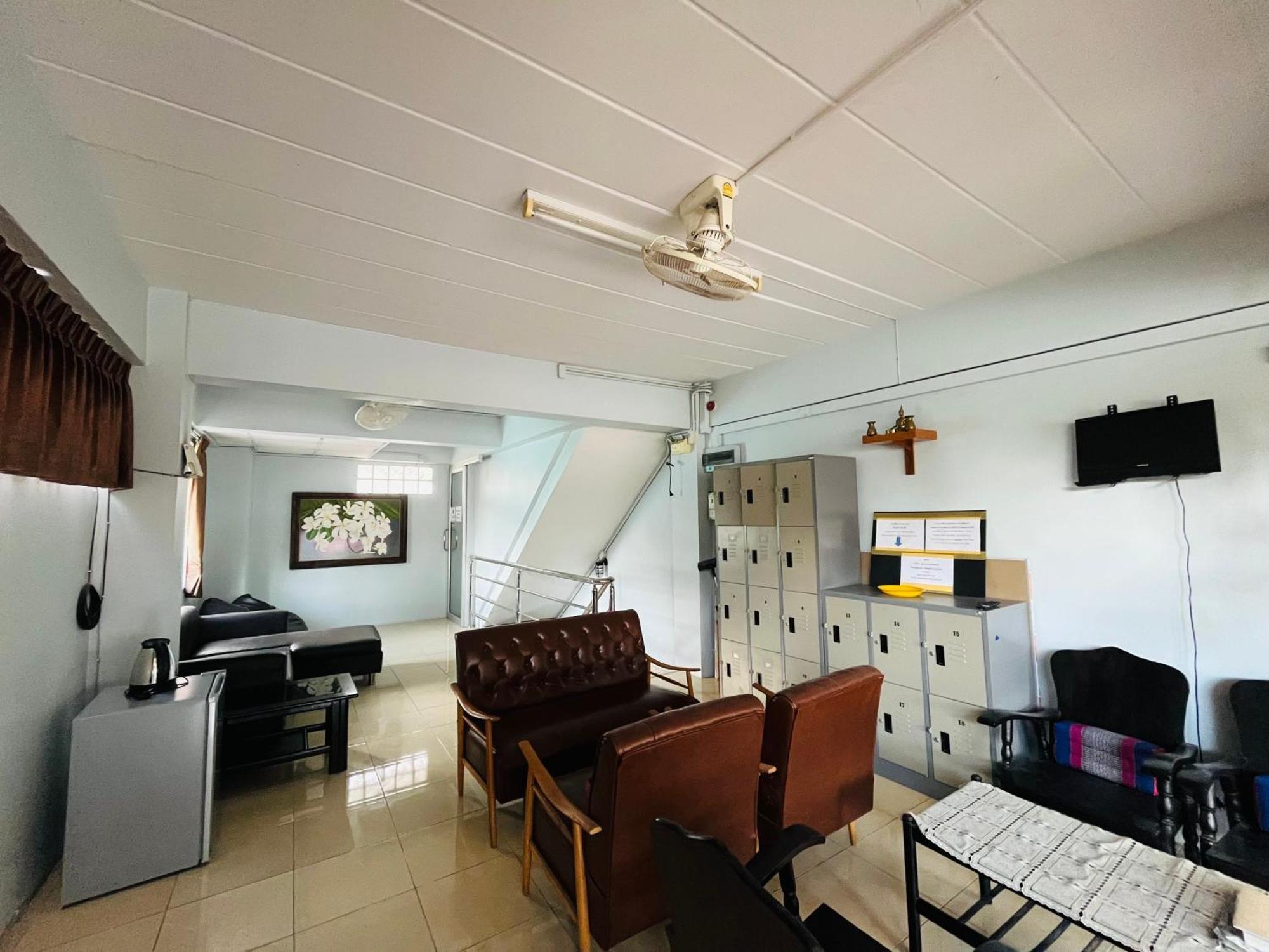 פרה נאקון סי איוטאיה Patone Hostel מראה חיצוני תמונה